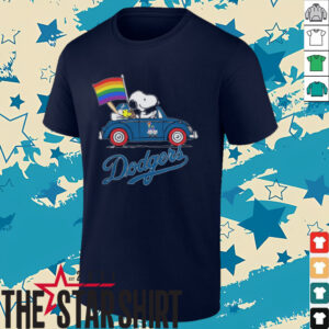 KfMoYwxl Los Angeles Dodgers x Snoopy x Woodstock Driving Car Pride Flag Tee2